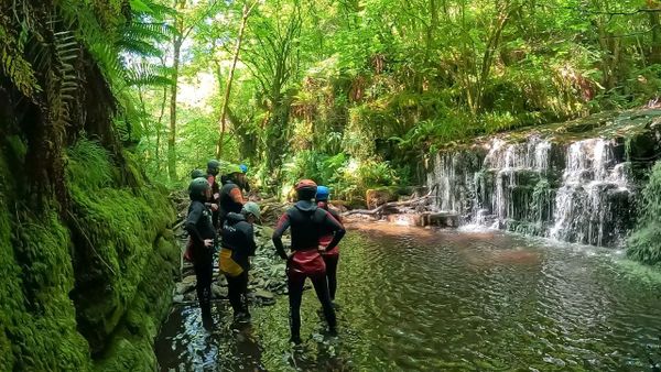 Participantes en una jornada de iniciaci�n al barranquismo en el r�o Ferreiri�o organizada por el geoparque Monta�as do Courel