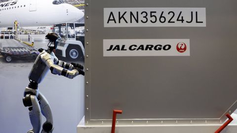 Un robot empuja un contenedor en una feria en Jap�n.
