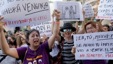 Manifestaci�n en Valencia contra el auto judicial que deja en libertad a los miembros de La Manada, condenados por abusos sexuales a 9 a�os de prisi�n