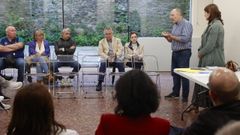 La plataforma del centro, en una reuni�n con vecinos