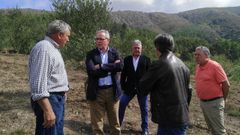 Un momento de la visita realizada por Jos� Balseiros �segundo por la izquierda en la imagen� a un olivar perteneciente a la bodega Mondelo situado en la parroquia de Bendill�