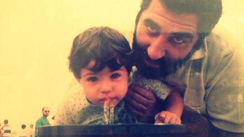 Gaspar Llamazares junto a su hija en Salinas.