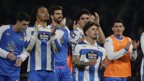 Lucas Noubi y Mario Soriano, en primer plano, celebran la victoria ante el Mallorca en Riazor.