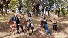 La edila de Cultura teense Mar�a L�pez junto a los fot�grafos Noel Fe�ns, Charo Lopes y �scar Corral en la carballeira de Francos, donde se celebra hoy la feria caballar tradicional que se ocupar�n de retratar.