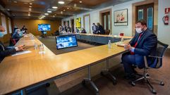 vEl presidente del Principado de Asturias, Adri�n Barb�n (d), preside este lunes la reuni�n del comit� de crisis de la covid-19 en la que tambi�n participar�n los Ayuntamientos de Oviedo, Gij�n y Avil�s, en el Palacio del Conde de Toreno de la capital asturiana