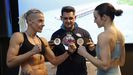 Vanessa Ares (izquierda) posa con su rival, la valenciana Lia Murcia, con el cinturn de campeona de Espaa en juego al fondo