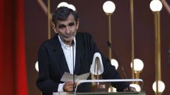 El dise�ador Adolfo Dom�nguez recibe el premio de Honor, durante la entrega de los III Premios Academia de la Moda Espa�ola
