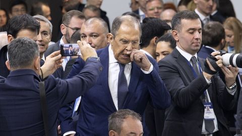 Lavrov tuvo que interrumpir su discurso durante unos segundos para pedirle a uno de los fot�grafos presentes: ��Puedes dejarme en paz!�.