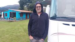 Enrique Lago, en el &aacute;rea de autocaravanas que ha habilitado en la finca de la casa de turismo rural R&iacute;o da Cruz, en Landoi (Cari&ntilde;o), que gestiona desde el a&ntilde;o 2000