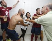 La presidenta fue duchada por los jugadores en el vestuario. 