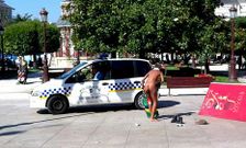 La mujer protagoniz� un altercado el jueves en la Praza Maior y tuvo que acudir la Polic�a.