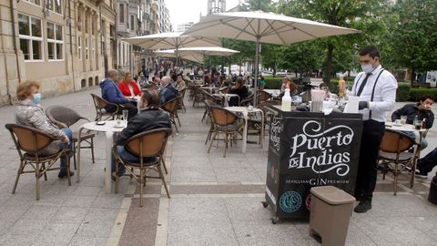 Una terraza del Paseo de Bego�a, en Gij�n
