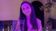 La joven galardonada posa en la Sala Josefina Molina de la Filmoteca de Andaluc�a, C�rdoba.