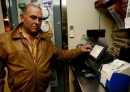 <span lang= es-es >Una papeleta complicada</span>. La presunta actividad delictiva llevada a cabo por su empleado deja a Jes�s Sarceda en una situaci�n complicada. Tiene que entregar pronto 55.400 euros.