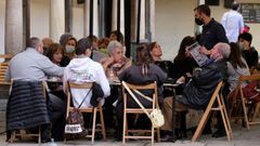  Terrazas llenas de gente en la Plaza del Fontán, en Oviedo