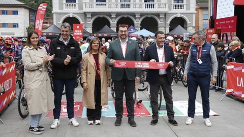 La directora general de Actividad F�sica y Deporte, Manuela Ena; el director general de Unipublic, Javier Guill�n; la vicepresidenta y consejera de Presidencia, Reto Demogr�fico, Igualdad y Turismo, Gimena Llamedo; el presidente Adri�n Barb�n