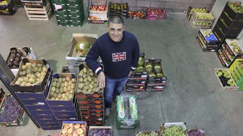 Jorge Carreira, de Frutas Compostela, en su almac�n de Montouto.