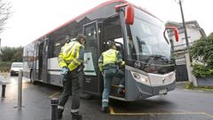 Imagen de archivo de un control del transporte escolar en Galicia.