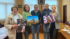 El jurado, con las tres obras ganadoras.