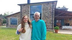 Marta y Jose, madrile�os, compraron y reconstruyeron una casa en N�itegos, con un olivo y vistas a la r�a.