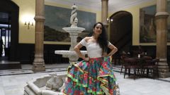 Carolina, en la fuente que preside el patio principal del Liceo de Ourense