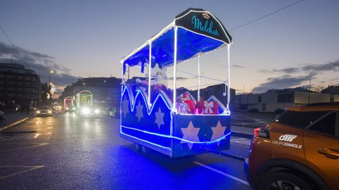 Ilusionante espera y recorrido de los Reyes por Carballo