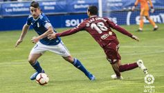 Saul Berjon De las Cuevas Real Oviedo Cordoba Carlos Tartiere.Sa�l Berj�n controla un bal�n ante la oposici�n de De las Cuevas