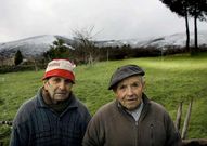 Os irm�ns Jos� e Vicente Sim�n Rat�n, coa neve do Faro ao fondo