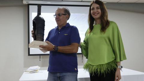 Juan Vázquez, de Casa Moreiras, recibe el premio de manos de la conselleira