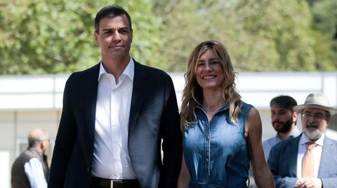 Pedro S�nchez, con su mujer en la feria del libro de Madrid