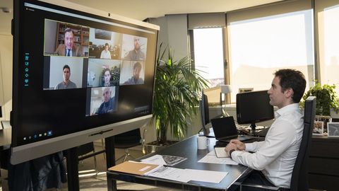Garc�a Egea, en una reuni�n por videoconferencia con el presidente de la Comunidad de Murcia y fabricantes del sector del mueble que han reconvertido sus negocios para elaborar mascarillas