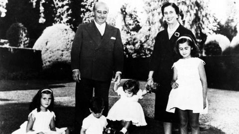 Imagen historica de Francisco Franco y Carmen Polo con cuatro de sus nietos en los jardines del palacio del Pardo