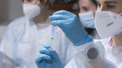 Momento de la preparaci�n de la segunda dosis de la vacuna contra el covid