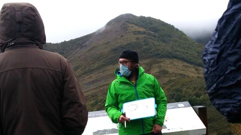 Daniel Ballesteros ofreciendo explicaciones a los participantes en un reciente recorrido guiado por el geoparque Montaas do Courel 