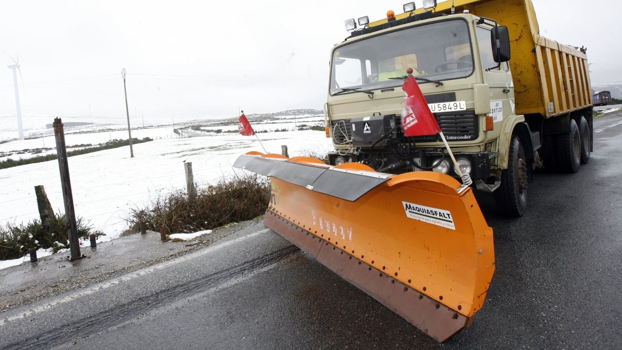 Una conductora avisa ella misma al 112 tras salirse de la carretera debido al hielo y la nieve
