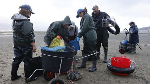 Mariscadores de a pie este viernes en la playa de A Seca, en Poio, en la ra de Pontevedra