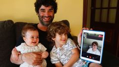 Jaime y sus hijos, hablando con la abuela a trav�s de una videoconferencia