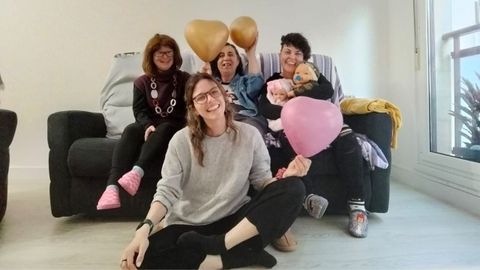 Noelia, Rosa y Mara junto a una de las profesionales que las acompaan