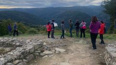 Un grupo de turistas visitando el castro de Arxeriz, en el municipio de  O Savi�ao