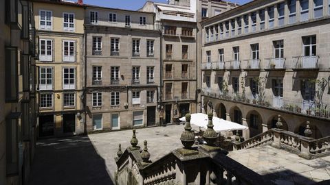 Catedral de Ourense. Escalinata moderna que conecta la fachada principal de la catedral con la plaza de san Martio.