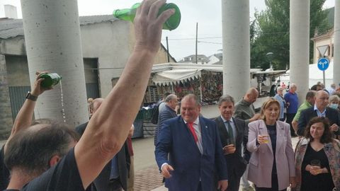 En el centro, C�sar �lvarez, alcalde de Vegadeo (PSOE), en una inauguraci�n de la feria de muestras
