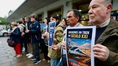 Diversos carteles creados por el Foro Cidad�n polo Ferrocarril para protestar por las deficiencias del transporte p�blico en la comarca.