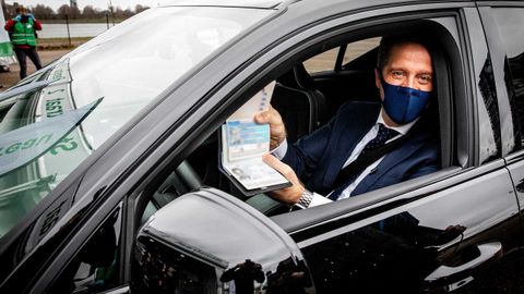  Hugo de Jonge, ministro de Sanidad de Pa�ses Bajos, muestra su pasaporte caducado