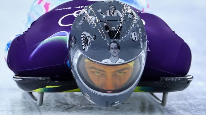 El deportivista ucraniano de skeleton, Vladislav Heraskevych, con el casco con el que quer&iacute;a rendir un homenaje a los 24 compa&ntilde;eros muertos en su pa&iacute;s durante la invasi&oacute;n de Rusia en su pa&iacute;s.
