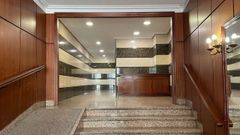 Uno de los portales de los edificios que atienden Rub�n Silva en Oviedo.