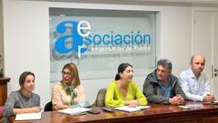 Parte del gobierno local, capitaneado por Mara Sampedro, se reuni con los empresarios de Ribeira.