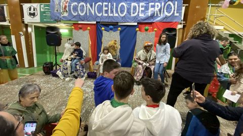 Fiesta de Reyes en el pabelln de Friol.