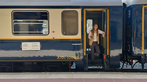 Natalia Hern�ndez, revisora del Galaico Expreso, espera a que el tren salga de la estaci�n de Monforte