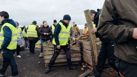 Llegan cajas de madera para alimentar las hogueras en la A-52