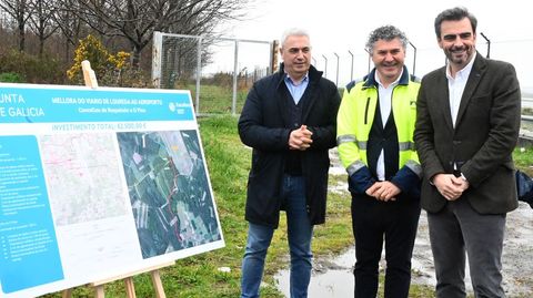 Los alcaldes de O Pino y Boqueix�n, Manuel Taboada y Ovidio Rodeiro, supervisaron junto a Diego Calvo los trabajos realizados en la carretera entre Louredo y el aeropuerto de Lavacolla